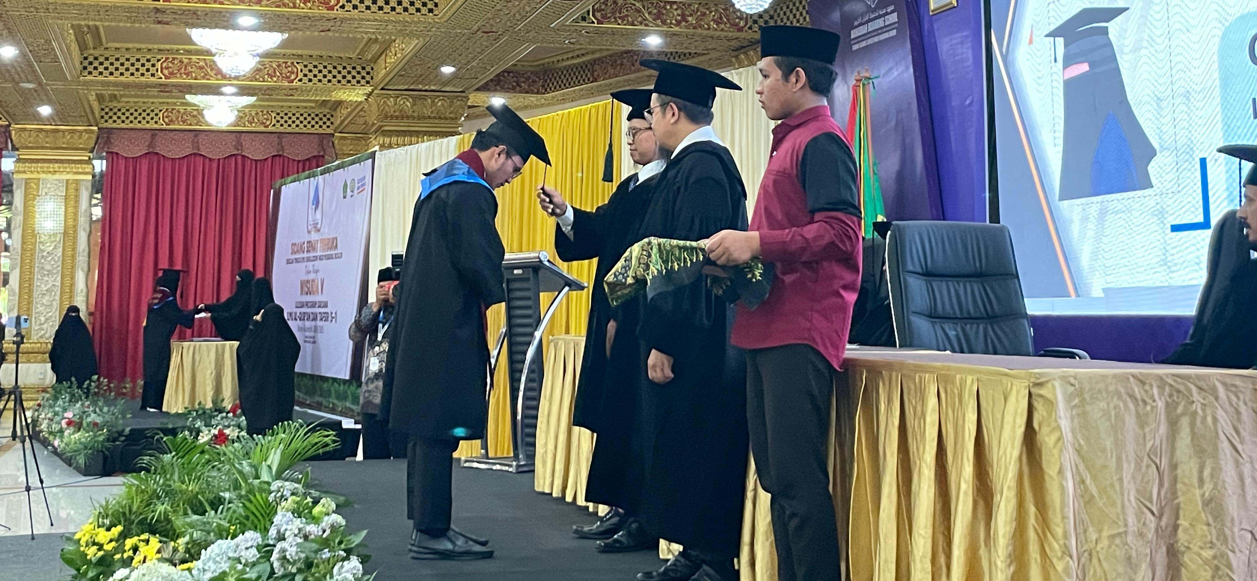 Acara wisuda berlangsung dalam suasana haru penuh syukur. 